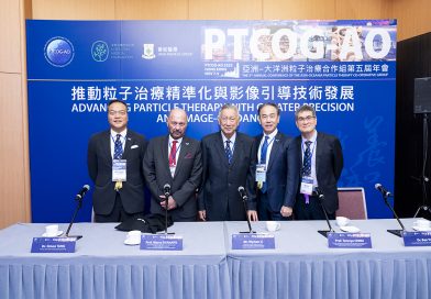 是次PTCOG-AO年會就推進歐美及亞太區各地在粒子治療技術的交流方面，發揮積極關鍵作用，共同推動放射治療及癌症治療領域的創新突破。 左起：第五屆「亞洲-大洋洲粒子治療合作組年會」籌委會主席、養和醫療集團業務拓展及國際聯繫（質子治療）主管鄧世剛博士、國際粒子治療合作組（PTCOG）主席、德國GSI亥姆霍茲重離子研究中心生物物理學部主任Marco Durante教授、李樹芬醫學基金會理事、養和醫療集團營運總監及養和醫院董事李維文先生、亞洲-大洋洲粒子治療合作組織（PTCOG-AO）執行委員會主席、日本群馬大學重離子醫療中心主任兼放射腫瘤學系主任大野達也教授、第五屆「亞洲-大洋洲粒子治療合作組年會」籌委會科學小組（物理學）組長、養和醫療集團醫學物理部主管余兆基博士 3.