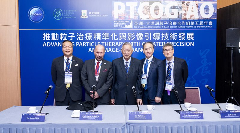 是次PTCOG-AO年會就推進歐美及亞太區各地在粒子治療技術的交流方面，發揮積極關鍵作用，共同推動放射治療及癌症治療領域的創新突破。 左起：第五屆「亞洲-大洋洲粒子治療合作組年會」籌委會主席、養和醫療集團業務拓展及國際聯繫（質子治療）主管鄧世剛博士、國際粒子治療合作組（PTCOG）主席、德國GSI亥姆霍茲重離子研究中心生物物理學部主任Marco Durante教授、李樹芬醫學基金會理事、養和醫療集團營運總監及養和醫院董事李維文先生、亞洲-大洋洲粒子治療合作組織（PTCOG-AO）執行委員會主席、日本群馬大學重離子醫療中心主任兼放射腫瘤學系主任大野達也教授、第五屆「亞洲-大洋洲粒子治療合作組年會」籌委會科學小組（物理學）組長、養和醫療集團醫學物理部主管余兆基博士 3.