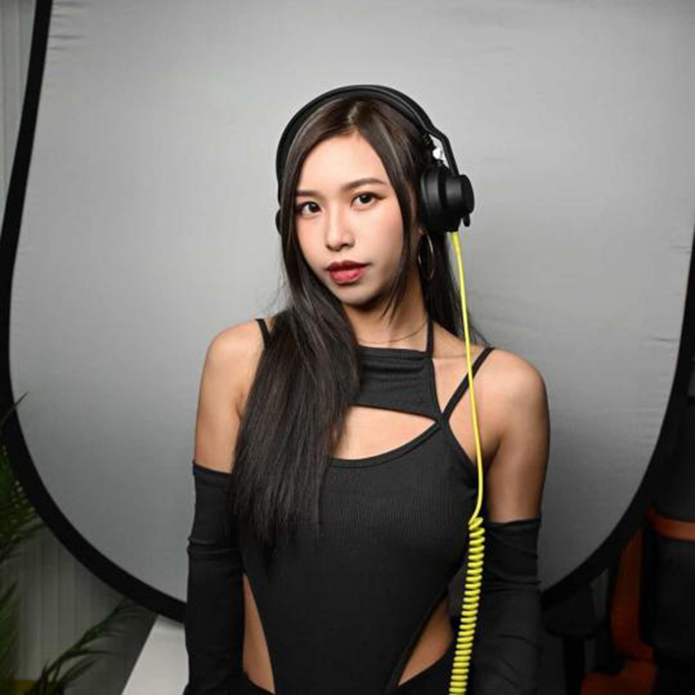 山聚電音祭︰DJ HËA將於11月29日帶來40首經典廣東歌，讓大家欣賞維港美景的同時，享受節奏感十足的2小時廣東歌DJ音樂