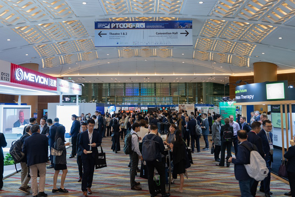 第五屆「亞洲-大洋洲粒子治療合作組年會」（PTCOG-AO年會）於2025年11月7日至9日假座香港會議展覽中心及養和質子治療中心舉行，這項首次於香港舉行的重量級質子治療國際學術會議，匯聚全球逾30位世界級粒子治療專家，吸引來自16個國家及地區近600名與會者，獲逾60家來自國際、區域及本地的機構及參展商鼎力支持，包括香港旅遊發展局、投資推廣署等，充分體現社會各界攜手推動醫療科技發展的決心。