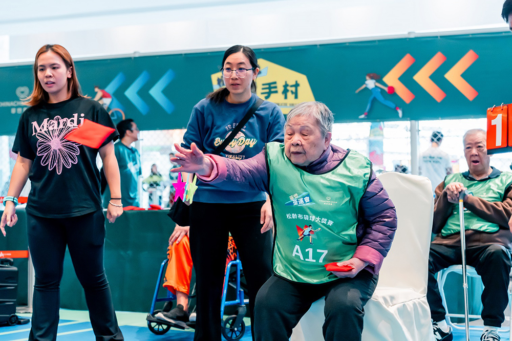 93歲的梁婆婆更笑言「歲數無乜嘢」，平日勤做運動，精神奕奕