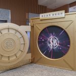 金庫門裝置：參照1931年位於上海市寧波路50號上海商業儲蓄銀行總行大樓內的金庫門，完美展示高度信賴及嚴密保安。打開金庫大門，將帶領參觀者連接世界各地的黃金機遇及環球商機。