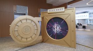 金庫門裝置：參照1931年位於上海市寧波路50號上海商業儲蓄銀行總行大樓內的金庫門，完美展示高度信賴及嚴密保安。打開金庫大門，將帶領參觀者連接世界各地的黃金機遇及環球商機。