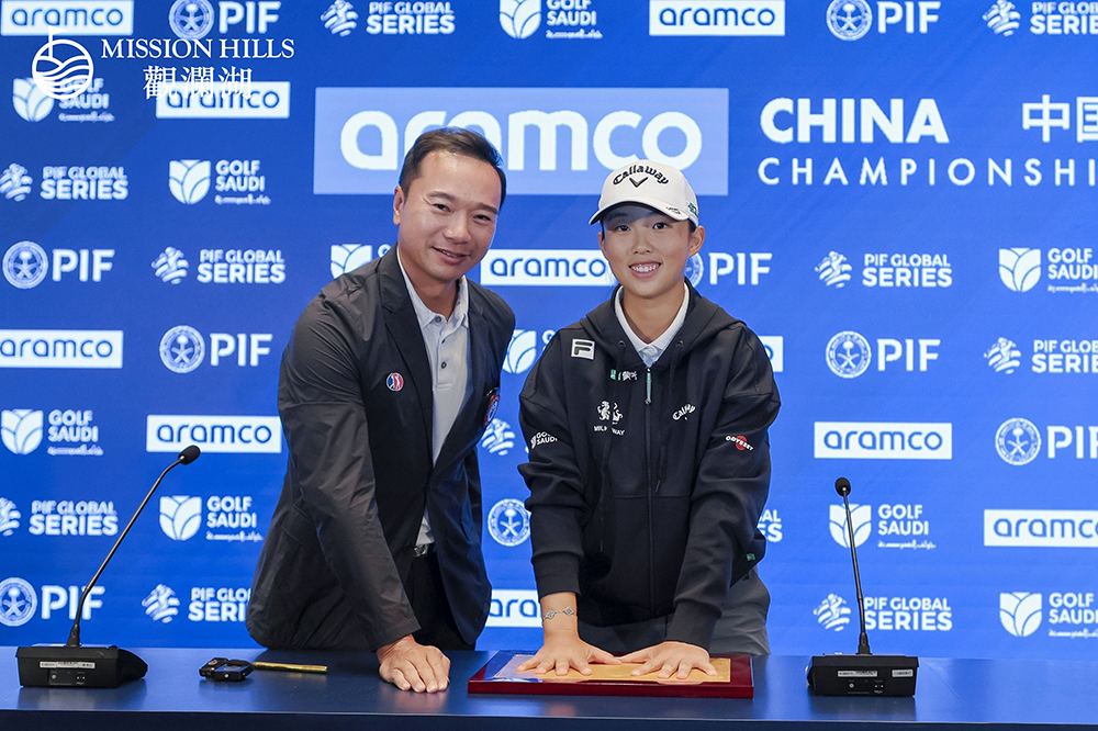 LPGA球員殷若寧（右）