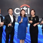 花旗集團香港區行政總裁及銀行業務主管辛葆璉 (中) 率一眾管理層祝酒，歡迎各舊生出席晚宴。