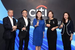 花旗集團香港區行政總裁及銀行業務主管辛葆璉 (中) 率一眾管理層祝酒，歡迎各舊生出席晚宴。