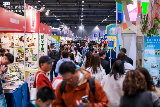 （大灣區）香港學校教育展首日吸引大批家長帶同子女到場參觀