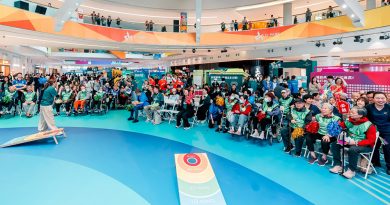 「松齡布袋球大獎賽」由華懋旗下松齡護老主辦，12間院舍派出多位「老友記」參賽，平均年齡逾80歲，最年長更達95歲。