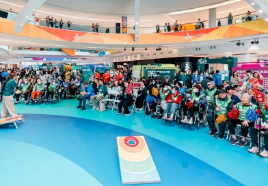 「松齡布袋球大獎賽」由華懋旗下松齡護老主辦，12間院舍派出多位「老友記」參賽，平均年齡逾80歲，最年長更達95歲。