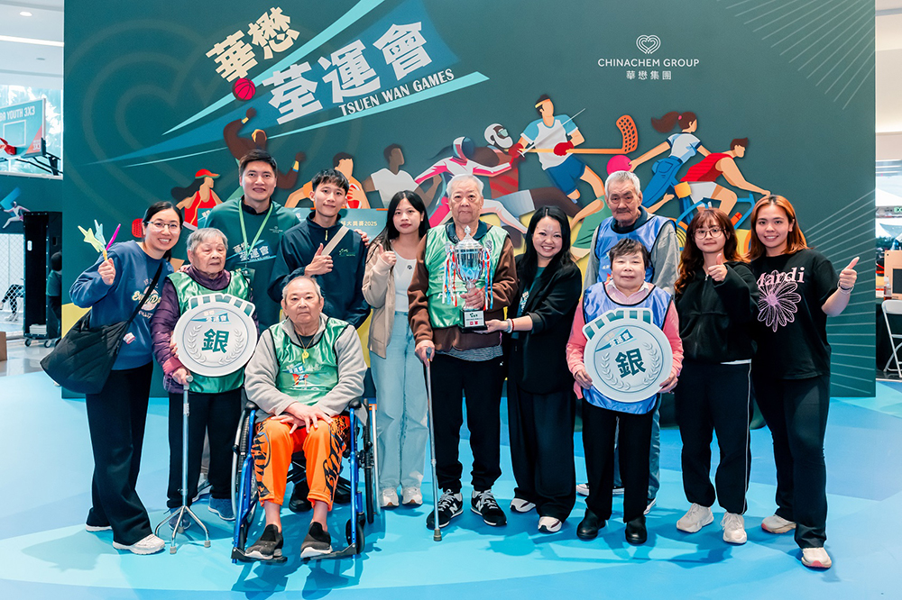 「松齡布袋球大獎賽」總亞軍隊伍，昌哥及梁婆婆上台領奬