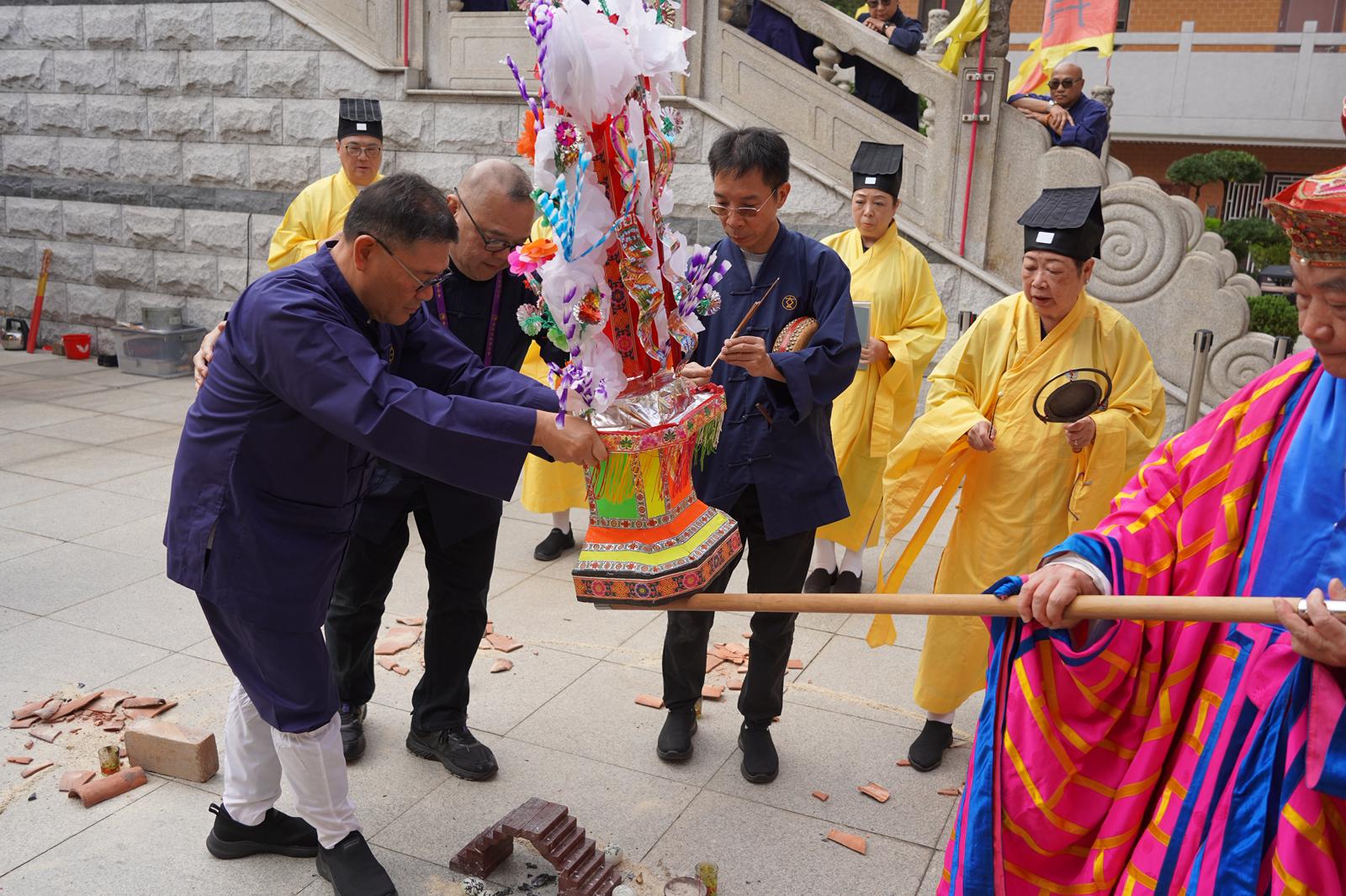 法會正進行破獄儀式，從地府拯救亡靈到法會聽宣妙法