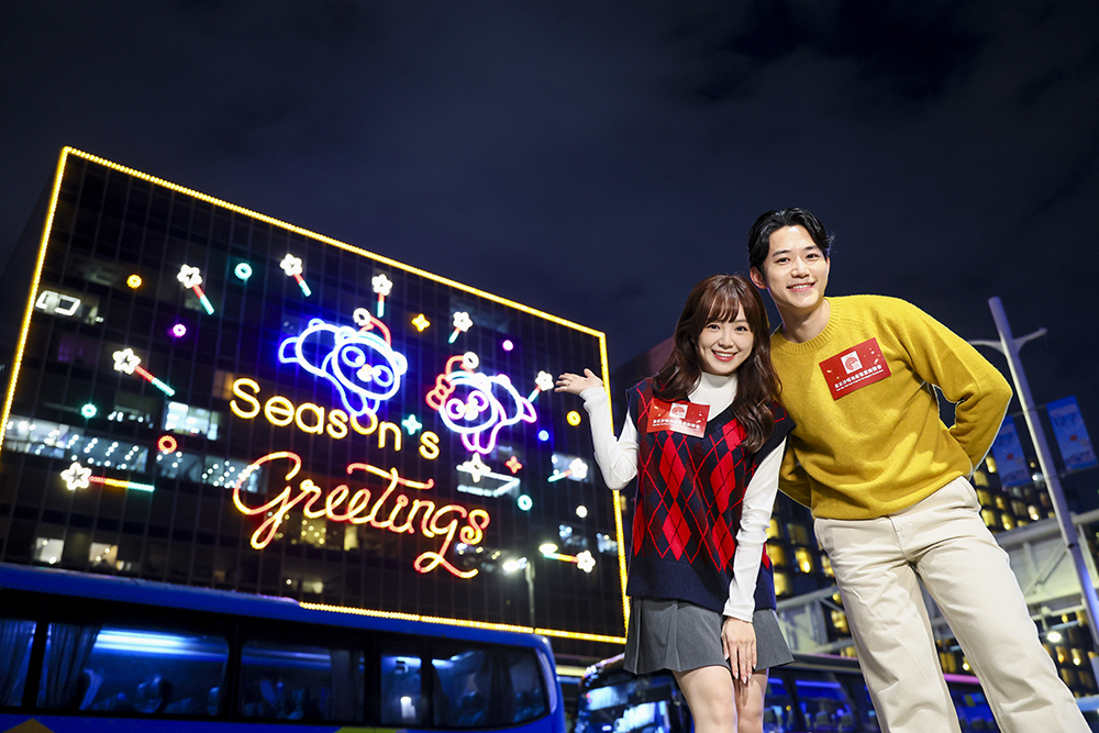永安廣場以可愛的熊貓圖案點綴,伴以「Season’s Greetings」溫馨問候