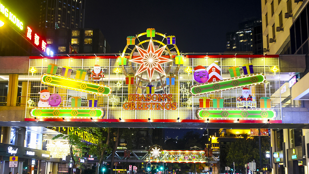 麼地道三條天橋以幸福的「摩天輪」為主題,摩天輪與載滿心意的禮物傳送帶送上關懷,日夜不停傳遞祝福