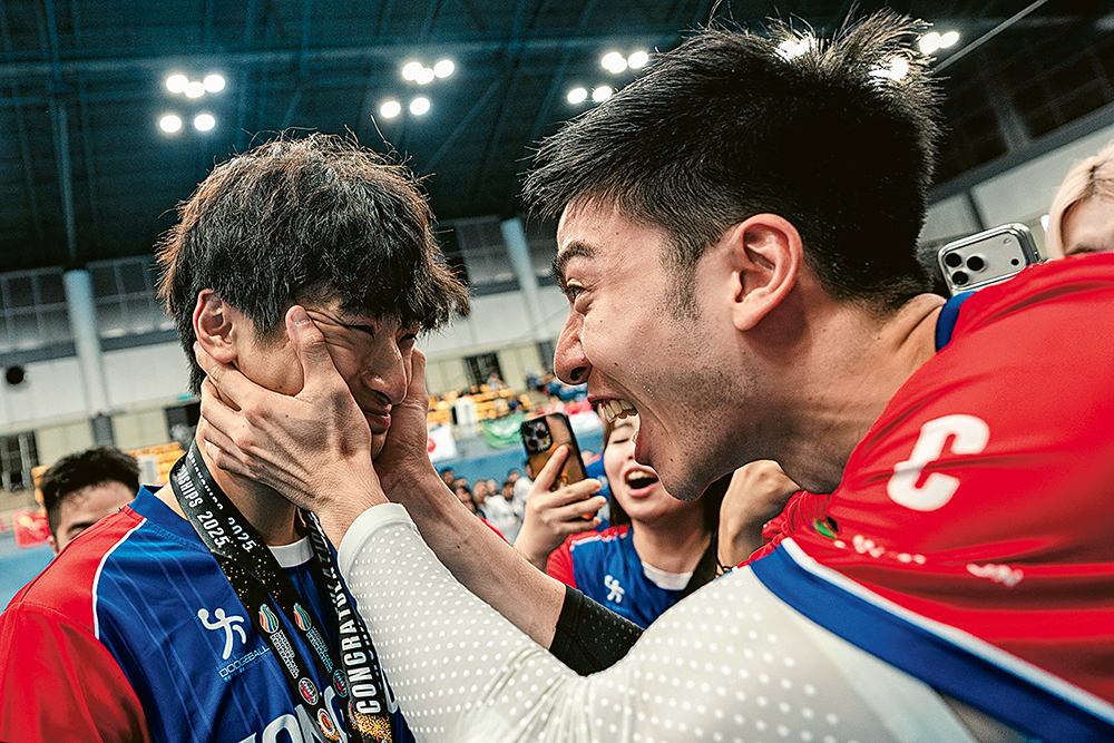 香港閃避球總會發展及訓練總監、男子隊隊長倫子儒（右）；男子隊19號球員鄭珽（左）獲賽會選為男子最有價值球員（MVP）。