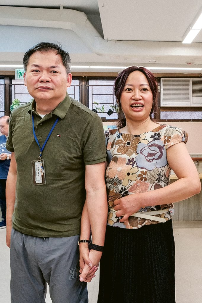 五十多歲的會計師彭先生於手術後，在院舍積極進行復康運動，讓太太減輕了不少照顧的壓力。