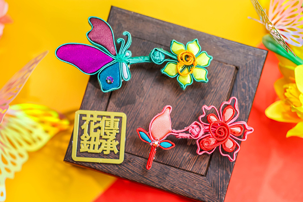 由非物質文化遺產花鈕工藝傳承人麥琬思(Mercy Mak)親手製作「花飛蝶舞」花鈕胸針(限量:100份)