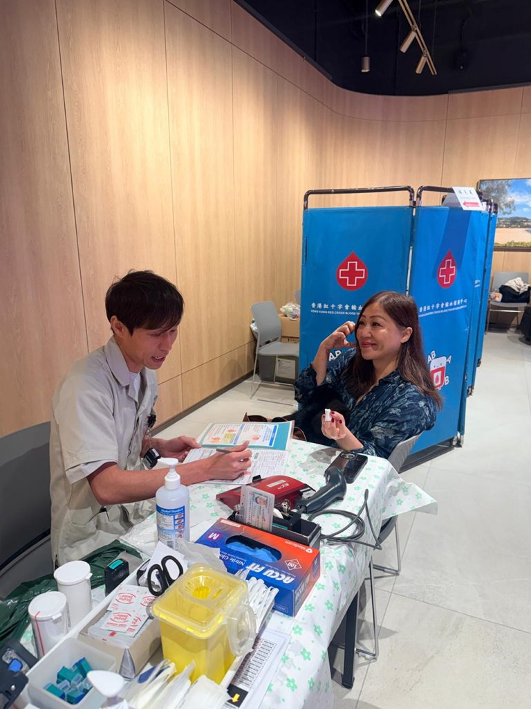 捐血站為忙碌的中環工作人士提供一個方便、舒適而具人情味的捐血空間。