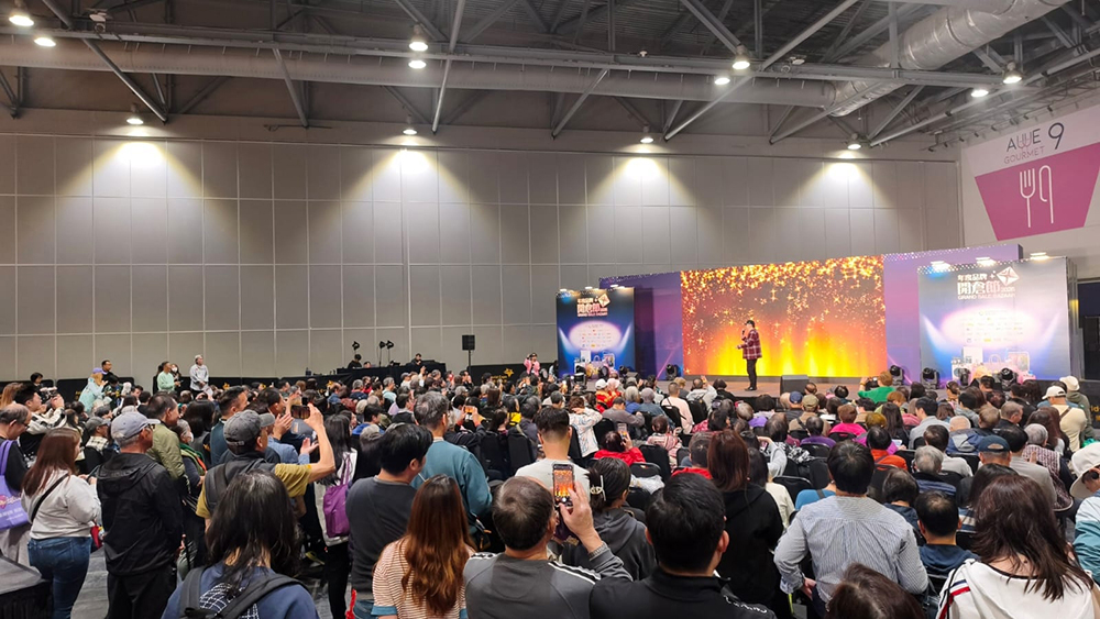 場內舉辦「回憶剎音樂會」，多位知名歌手及嘉賓獻唱經典金曲，帶動現場購物與娛樂氣氛。