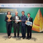 滙景花園業主委員會主席林日明(左二)及屋苑管理團隊於頒獎禮上合照