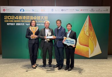 滙景花園業主委員會主席林日明(左二)及屋苑管理團隊於頒獎禮上合照