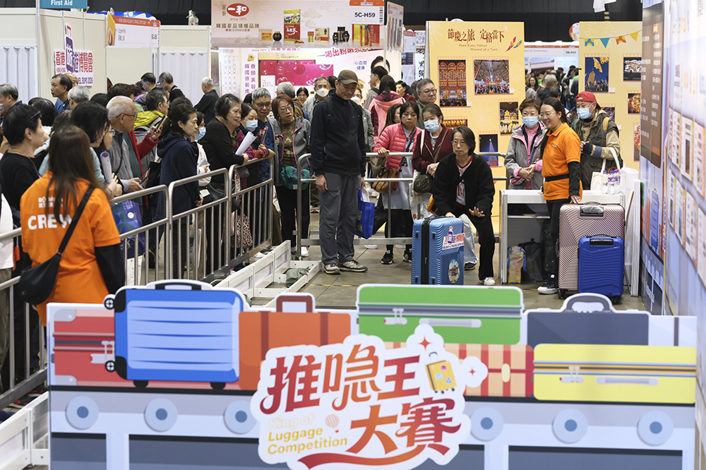 全新互動遊戲「推喼王大賽」吸引了大量市民排隊參與，同場競技，現場氣氛熱鬧有趣。