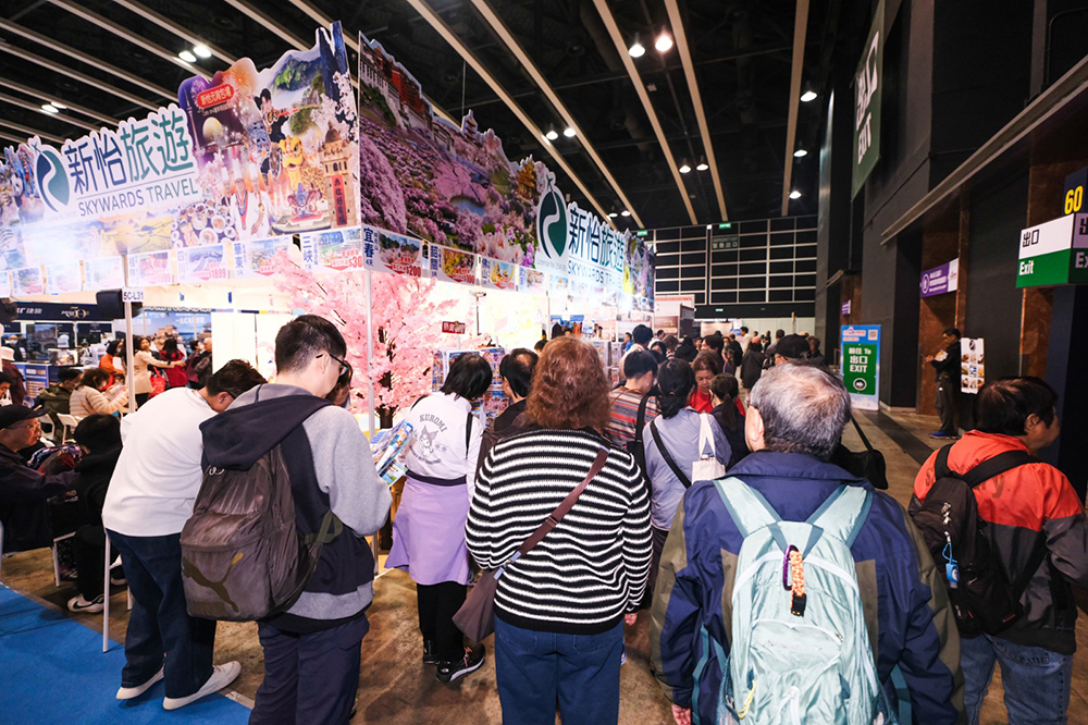 適逢節日臨近，參展商推出全球各地賞花團，新怡假期展位花團錦簇十分搶眼，成功吸引一行40人即場報名。