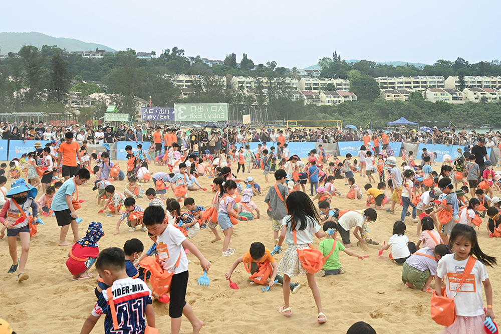 搜索埋藏於沙灘中的色彩繽紛復活蛋