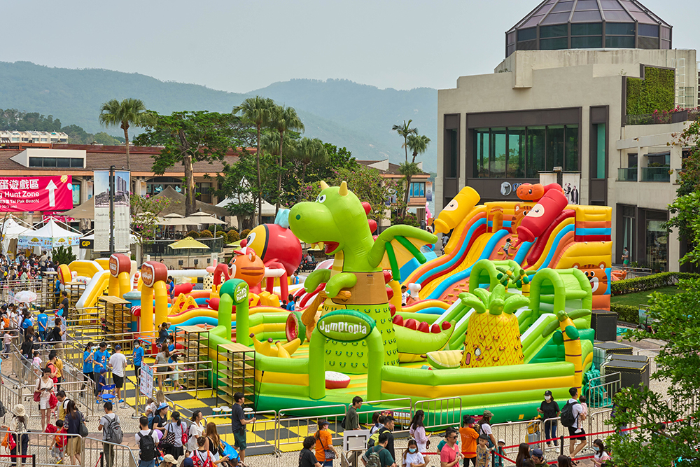 持有「獵蛋通行證」及「獵蛋通行證套票」的小朋友，將獲贈一張遊戲通行證， 供當日免費參加愉景廣場充氣樂園
