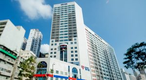 香港中華基督教青年會扎根九龍繁華核心，總部位於九龍油麻地窩打老道23號。