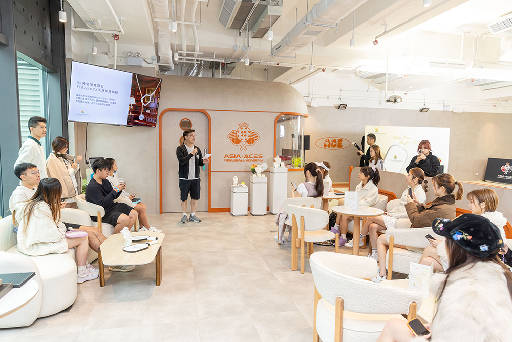 Lovebird Diamond創辦人Ivan向嘉賓介紹全港首個以新興運動「匹克球」為設計藍本的珠寶系列