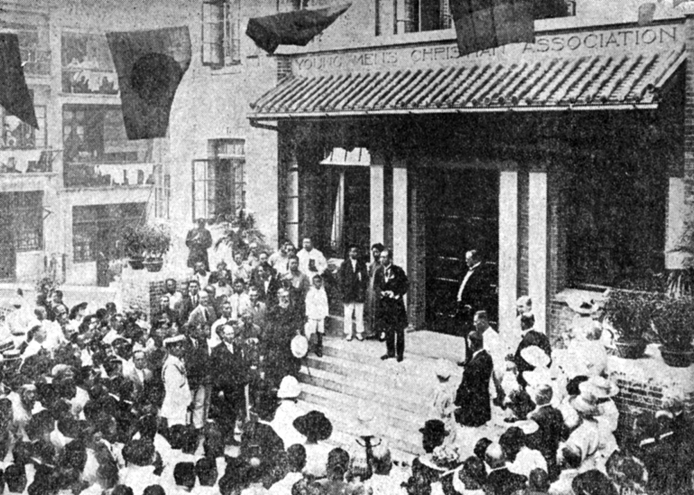 1918年10月10日，署理港督施勳主持中央會所開幕禮，到場嘉賓近2,000人。