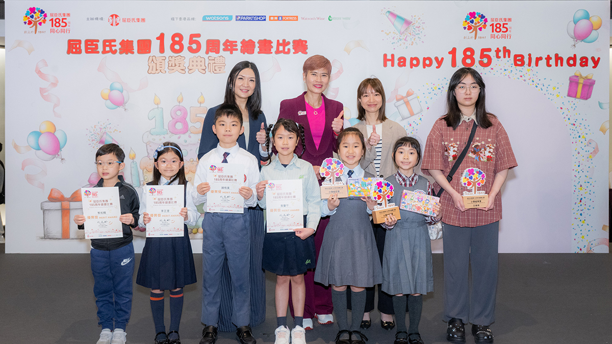 小學低年級組冠、亞、季軍及優異獎得主大合照