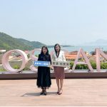 香港興業有限公司品牌及市務推廣總經理何志如（左）及香港興業國際銷售及市務助理總經理陳秀珍（右）分享愉景灣2.0藍圖進展、今年盛事陣容及愉景北大型住宅項目「Toscana意濤」。