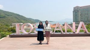 香港興業有限公司品牌及市務推廣總經理何志如（左）及香港興業國際銷售及市務助理總經理陳秀珍（右）分享愉景灣2.0藍圖進展、今年盛事陣容及愉景北大型住宅項目「Toscana意濤」。