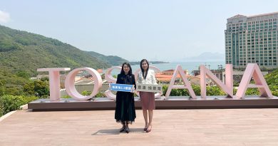 香港興業有限公司品牌及市務推廣總經理何志如（左）及香港興業國際銷售及市務助理總經理陳秀珍（右）分享愉景灣2.0藍圖進展、今年盛事陣容及愉景北大型住宅項目「Toscana意濤」。