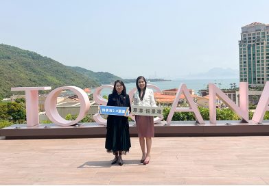 香港興業有限公司品牌及市務推廣總經理何志如（左）及香港興業國際銷售及市務助理總經理陳秀珍（右）分享愉景灣2.0藍圖進展、今年盛事陣容及愉景北大型住宅項目「Toscana意濤」。