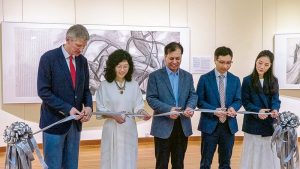 《金剛松影︰王新水墨》展覽開幕儀式的主禮嘉賓（由左至右）：港大美術博物館總監羅諾德博士、邱忠鳴博士、藝術家王新、陳冠男博士，以及港大美術博物館副研究員華碩博士。