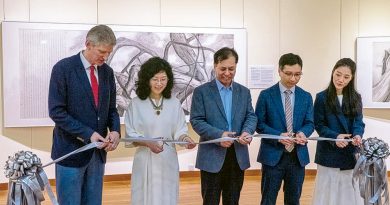 《金剛松影︰王新水墨》展覽開幕儀式的主禮嘉賓（由左至右）：港大美術博物館總監羅諾德博士、邱忠鳴博士、藝術家王新、陳冠男博士，以及港大美術博物館副研究員華碩博士。