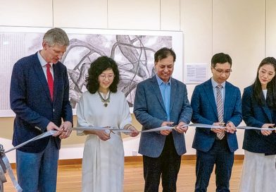 《金剛松影︰王新水墨》展覽開幕儀式的主禮嘉賓（由左至右）：港大美術博物館總監羅諾德博士、邱忠鳴博士、藝術家王新、陳冠男博士，以及港大美術博物館副研究員華碩博士。