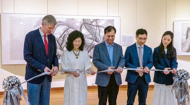 《金剛松影︰王新水墨》展覽開幕儀式的主禮嘉賓（由左至右）：港大美術博物館總監羅諾德博士、邱忠鳴博士、藝術家王新、陳冠男博士，以及港大美術博物館副研究員華碩博士。