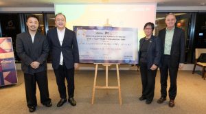 香港大學圖書館及少雪齋十年合作備忘錄簽署儀式，（左起）少雪齋執行董事孫康喬，少雪齋創辦人孫漢明博士，香港大學首席信息主管及大學圖書館館長伍麗娟，香港大學教務長何立仁教授。