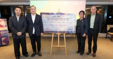 香港大學圖書館及少雪齋十年合作備忘錄簽署儀式，（左起）少雪齋執行董事孫康喬，少雪齋創辦人孫漢明博士，香港大學首席信息主管及大學圖書館館長伍麗娟，香港大學教務長何立仁教授。