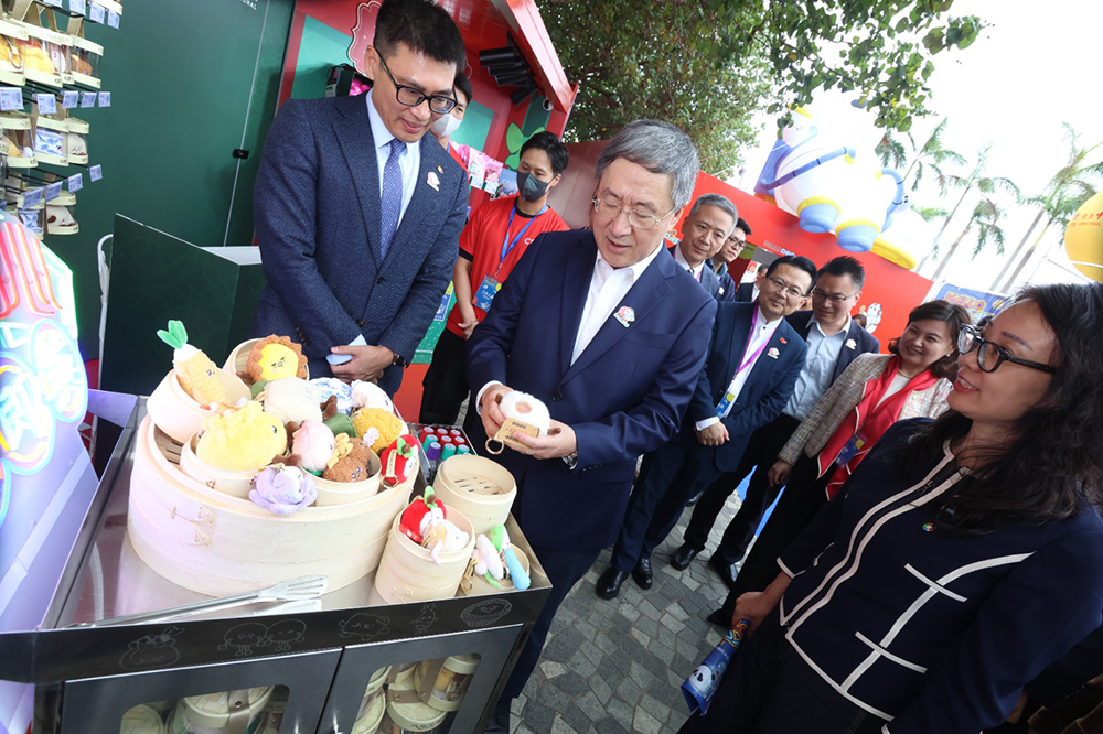 卓永興鼓勵各行各業發揮創意，並參觀嘉年華的文創市集。