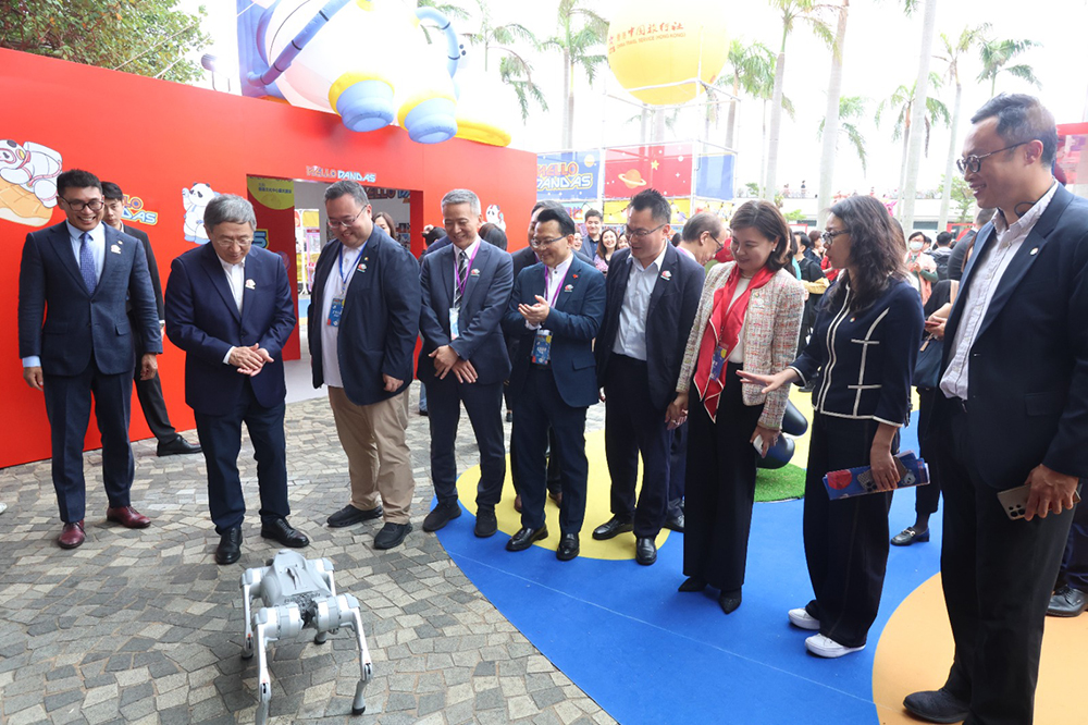 嘉年華具有科普教育意義，現場設有近期城中熱話的機械人與市民互動。