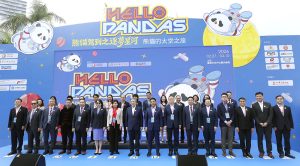 啟動典禮當日，香港特區政府政務司副司長卓永興（前排左八）、中國旅遊集團旅行服務董事長鄭麗娟（前排左七）與各界嘉賓共同見證活動啟航。