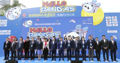 啟動典禮當日，香港特區政府政務司副司長卓永興（前排左八）、中國旅遊集團旅行服務董事長鄭麗娟（前排左七）與各界嘉賓共同見證活動啟航。