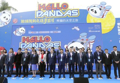 啟動典禮當日，香港特區政府政務司副司長卓永興（前排左八）、中國旅遊集團旅行服務董事長鄭麗娟（前排左七）與各界嘉賓共同見證活動啟航。