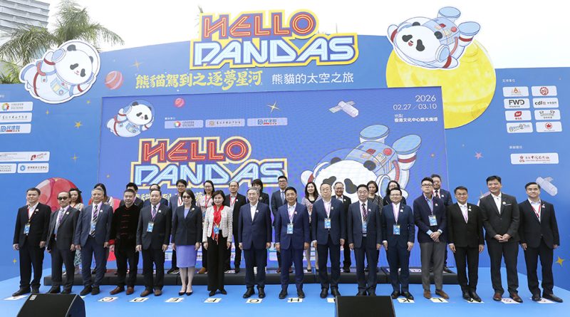 啟動典禮當日，香港特區政府政務司副司長卓永興（前排左八）、中國旅遊集團旅行服務董事長鄭麗娟（前排左七）與各界嘉賓共同見證活動啟航。