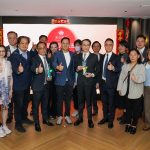 美聯工商舖憑多宗矚目成交及傑出表現，榮獲英皇地產頒發兩項大獎，由美聯集團行政總裁（住宅）暨美聯工商舖行政總裁馬泰陽（前排右六），以及美聯旺舖董事江靜明代表領獎（前排右八），獲英皇國際副主席楊政龍（前排右七）親自嘉許，並與眾美聯精英合照。