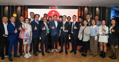 美聯工商舖憑多宗矚目成交及傑出表現，榮獲英皇地產頒發兩項大獎，由美聯集團行政總裁（住宅）暨美聯工商舖行政總裁馬泰陽（前排右六），以及美聯旺舖董事江靜明代表領獎（前排右八），獲英皇國際副主席楊政龍（前排右七）親自嘉許，並與眾美聯精英合照。